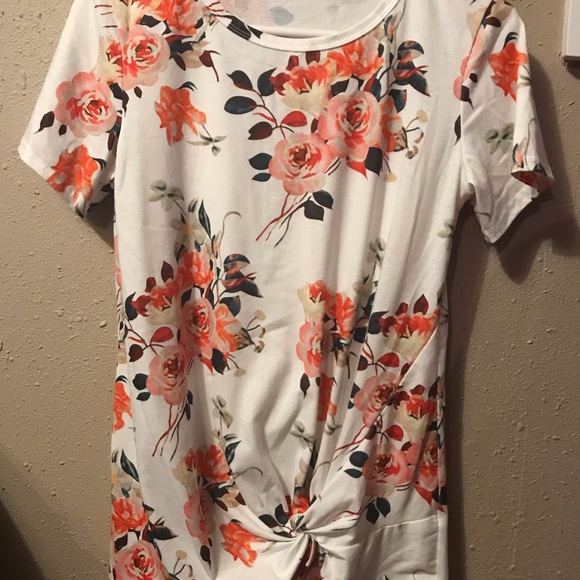 Tops - Cute, soft floral knotted tee- Size small